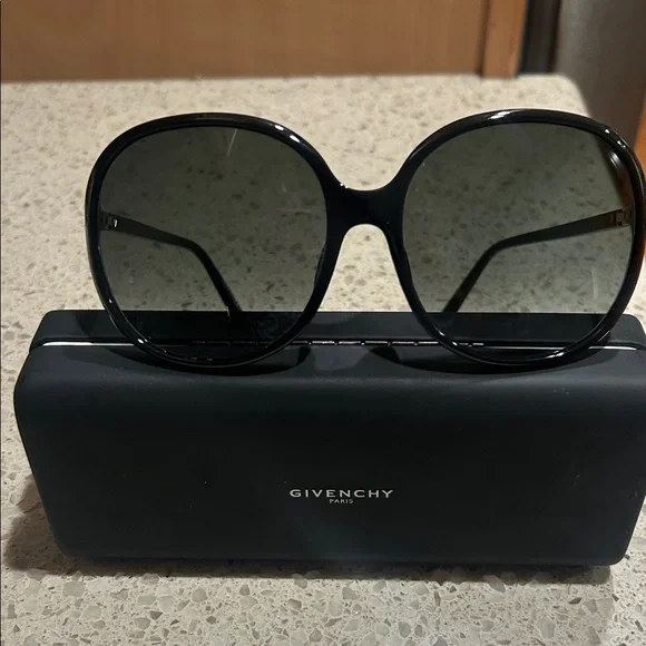 Givenchy | Accessories | Givenchy Elegant Black Sunglasses  display picture 2
